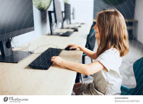 kind lernt im klassenzimmer in der grundschule den umgang mit technologie schülerin benutzt