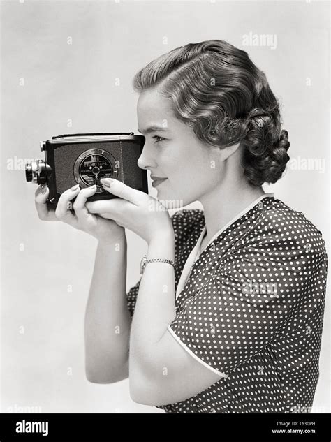 1930s Profile Of Young Woman Using A 8mm Home Movie Camera U399