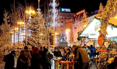 The city lights up during this festive time and fills up with christmas atmosphere. Advent in Zagreb 2016./17. - ::President Pantovcak::