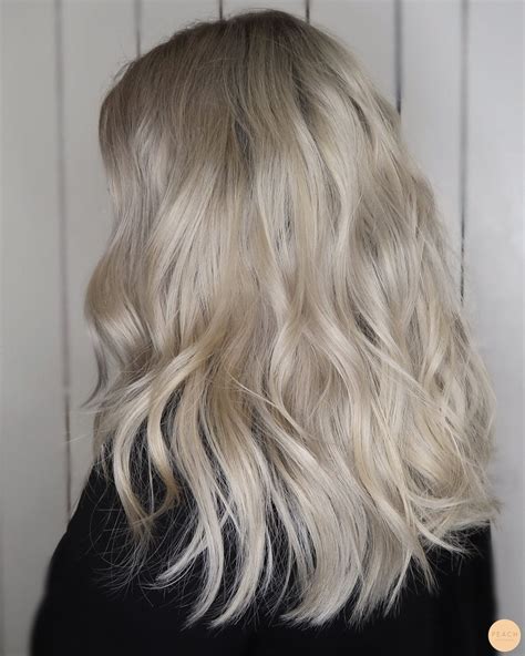 kall blond hårfärg med toner av ljus blond ask och silver hårfärg blond hårfärg längre hår