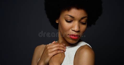 Сексуальная чернокожая женщина стоя в белой мантии Стоковое Изображение