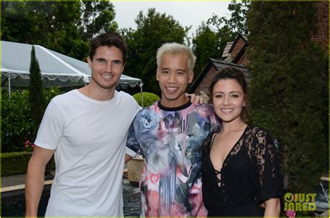 Italia Ricci Robbie Amell Are The Cutest Couple Ever At Jj Summer