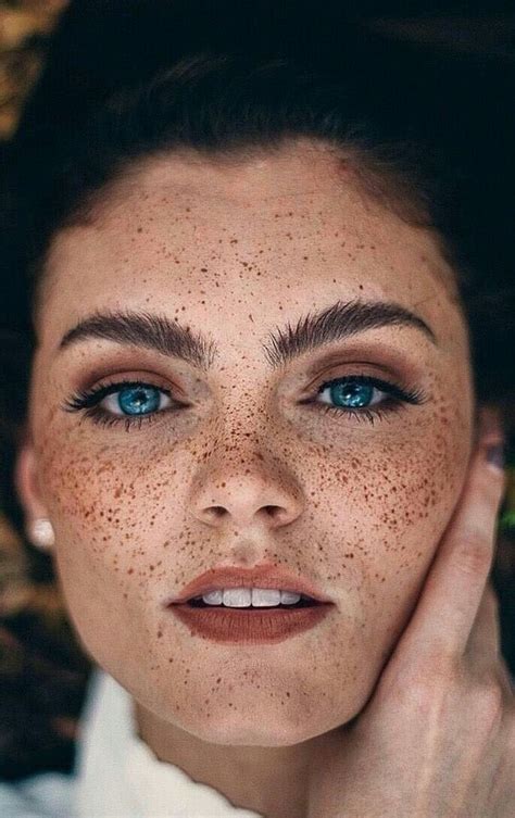 Веснушки голубые глаза модель ламинирование бровей девушка Women With Freckles Beautiful