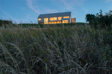 Minimalist Slope House Blends With Natural Surroundings