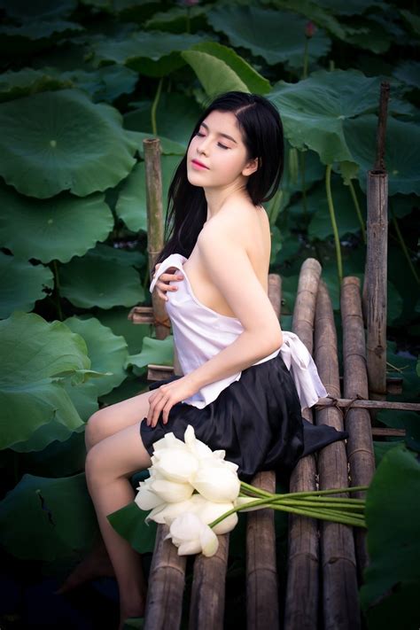 Cô Gái 9x Khoe Vẻ đẹp Hờ Hững Trong Bộ ảnh Bên Hoa Sen