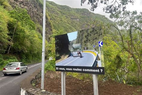 Route de Cilaos des panneaux installés pour sensibiliser les motards