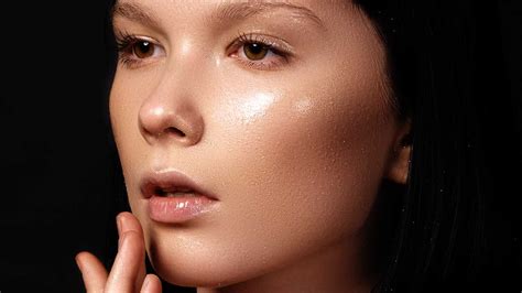 How To Try The Glass Skin Trend Loréal Paris Skin Highlighter