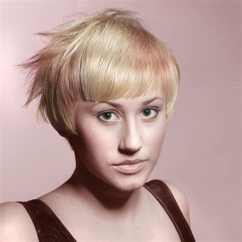 Instead of going for a dramatic transition from one block color to the other, you can choose to ease in your second tone. Short hairstyle with a neat cutting line and two color tones