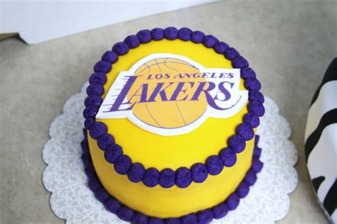La Lakers Cake Whole Foods Or Coldstone Custom Cakes Basketball Cake Cake Cake Designs