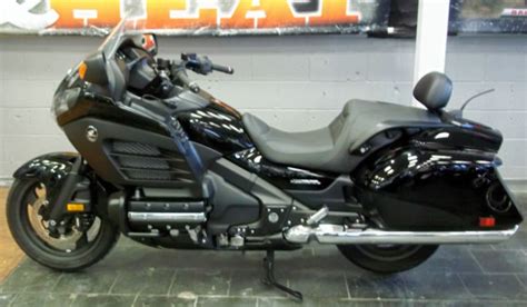 Es muy grande, muy ancha, muy bonita, esta muy bien hecha, es muy buena y como esperábamos… ¡muy cara! 2013 HONDA GOLDWING F6B DELUXE Mustang Seat, Heated Grips ...