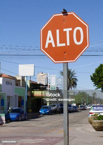 Stop Sign In Spanish In A Mexican Border Town Stock Photo Download