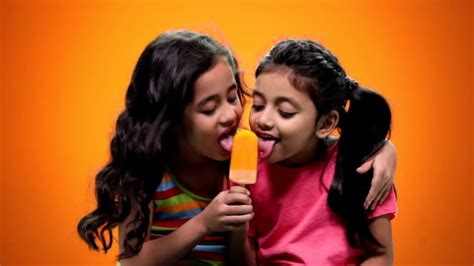 Vidéos Et Rushes De Two Girls Licking Getty Images