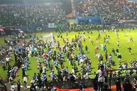 Tragedia Batalla Campal En Partido De Futbol Deja 174 Muertos Video
