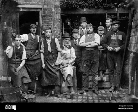 Iron workers 1900s britain hi-res stock photography and images - Alamy