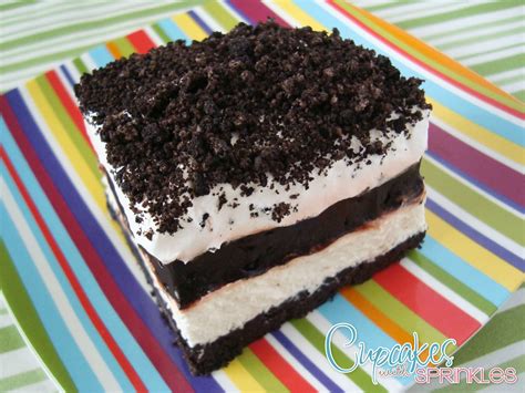 Spread remaining 1/2 container of whipped topping over pudding. Cupcake with Sprinkles: Oreo Pudding Layered Dessert