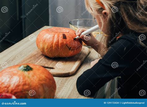 Boczny Widok Dzieciaka Rysunku Twarz Z Markierem Na Bani Dla Halloween Zdjęcie Stock Obraz