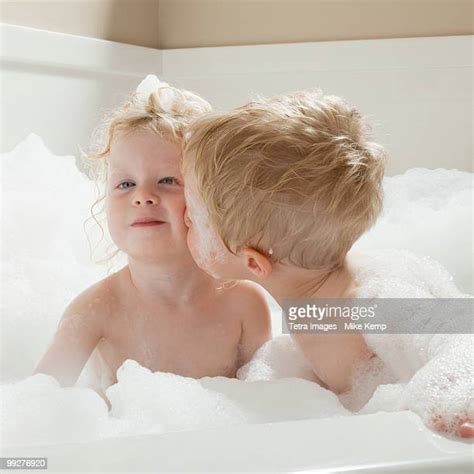Bath Kiss Photos Et Images De Collection Getty Images