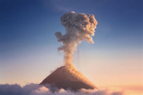 How I Photographed An Erupting Volcano In Front Of The Milky Way