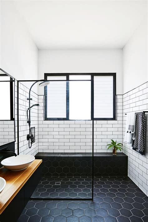 Decorations can easily become clutter in such a limited space. farmhouse-black-white-timber-bathroom | Дизайн ванной ...