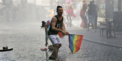 Schwulen und Lesbendemo in Istanbul Mit Tränengas gegen Gay Pride
