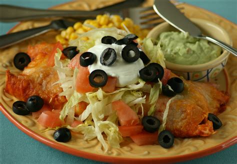 Pour in the red sauce, chicken broth, cilantro, salt and pepper. Food Network Pioneer Woman Recipes Enchiladas