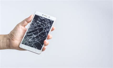 Global Top 8 Risk Of Using A Cracked Phone Screen Carlcare