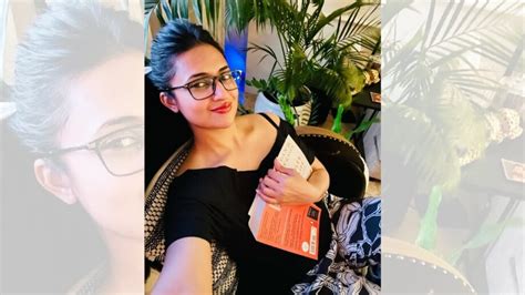 Divyanka Tripathi Proves She S A Forever Selfie Girl Melts Internet With Cute Pose