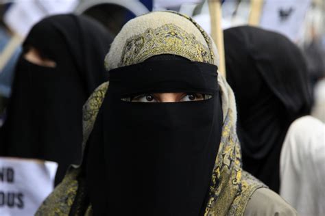 Canton Ticino Approvata La Legge Anti Burqa Infrazioni Punite Anche Con 10mila Franchi Ma