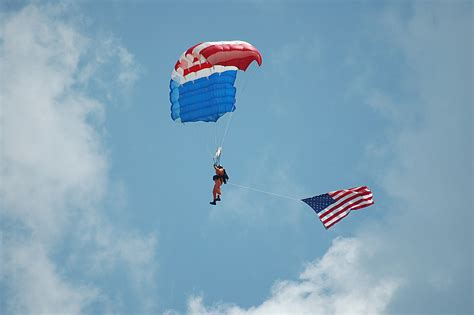 Free Photo Skydiver Parachute Extreme Sport Skydiving Parachuting