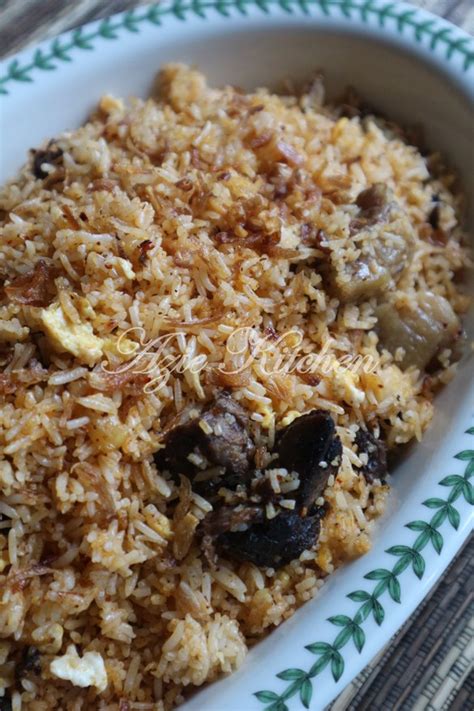 Resep nasi goreng khas makassar yang satu ini banyak disukai karena rasa asam saus tomat yang segar dan nikmat! Nasi Goreng Daging Wagyu - Azie Kitchen
