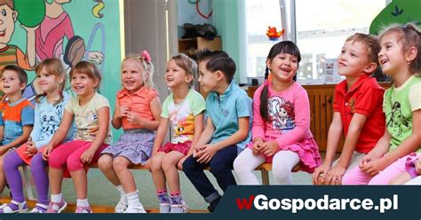 Banki wstrzymują przyjmowanie internetowych wniosków o 500 plus. Co trzecia rodzina złożyła już wniosek o 500 plus ...