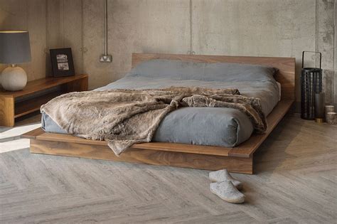20 Minimalist Bedroom Decorating Ideas With Wooden Floor Platform