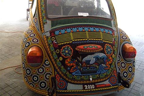 Un Volkswagen Sedán Revestido De Arte Huichol Mediotiempo