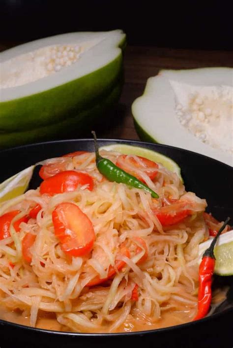 Laotian Spicy Green Papaya Salad Tum Mark Hoong International Cuisine