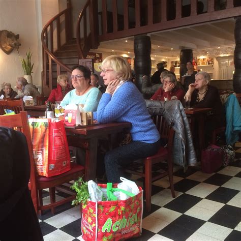 heerlijk een echt belgisch café natuurlijk met madammen aan een pint pint cafe