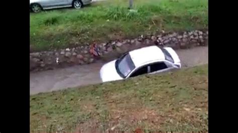 Berminat untuk menggunakan kusen upvc di rumahmu? Kereta Proton Saga Terbabas Dalam Longkang, Dihanyutkan ...