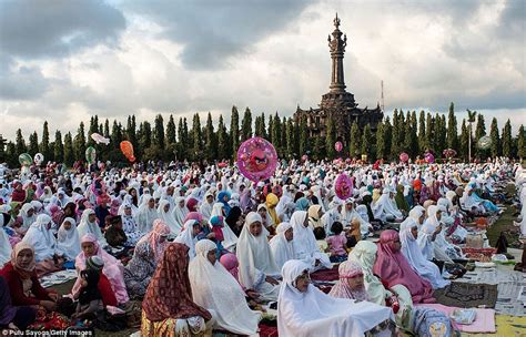 Eid 2013 Millions Of Worshippers Gather To Celebrate The Finish Of