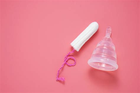 Menstruationsbecher Und Femininer Hygienetampon Isoliert Auf Rosa Hintergrund Feminine