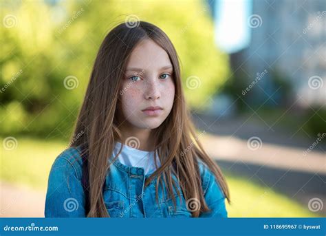 Девочка подросток с красивыми длинными волосами веснушки на стороне Представления на взгляды