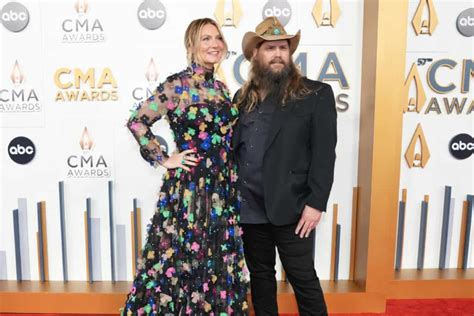 Chris Stapleton Dedicates His Cma Male Vocalist Of The Year Win To Late Friends I Miss You
