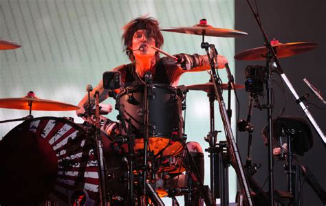 tommy lee plays first full mötley crüe show since breaking his ribs appflicks