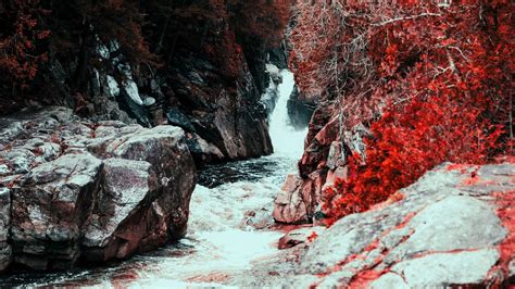 Обои водопад вода течение камни красные листья картинки на рабочий стол фото скачать бесплатно