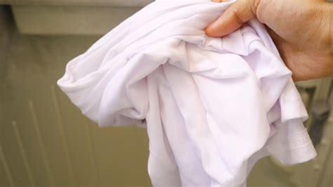 Simple Ways To Clean Sweat Stains From White T‐shirts 11 Steps
