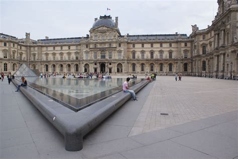 La Cour Napoléon Musée Du Louvre Paris
