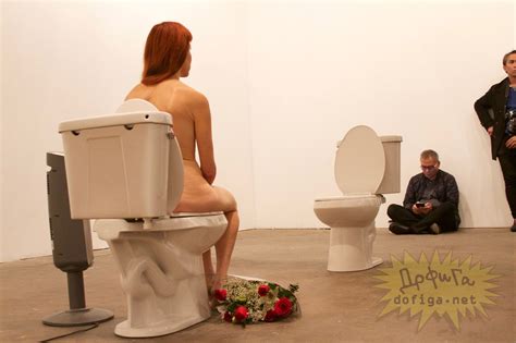 【画像】女性が全裸でトイレに座り、10時間人目に晒されても ”現代アート” らしい ポッカキット