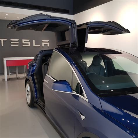 Tesla Model X Suv With Falcon Wing Doors 100 Electric Skoutli