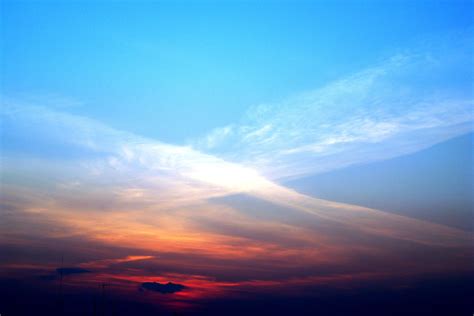 무료 이미지 수평선 산 구름 태양 해돋이 일몰 햇빛 언덕 새벽 황혼 평원 잔광 저녁 하늘 대기 현상