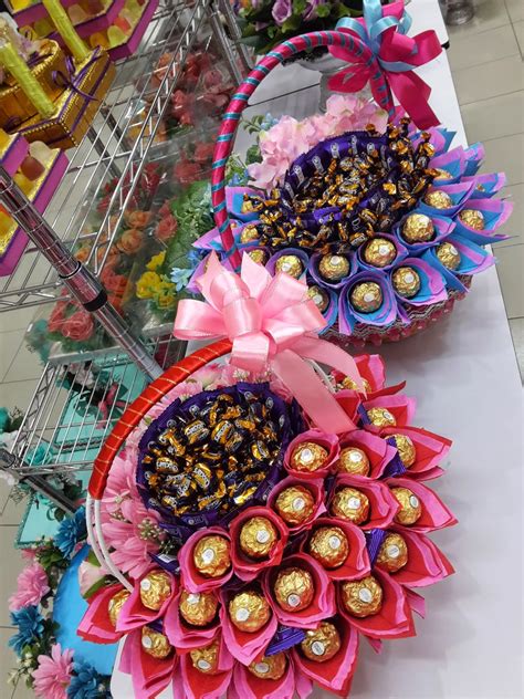 This bouquet for my housemate birthday gift. KOLEKSI GUBAHAN HANTARAN: Paten baru-gubahan coklat