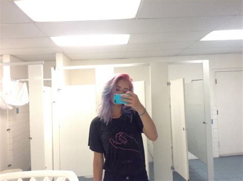 bathroom selfies on tumblr