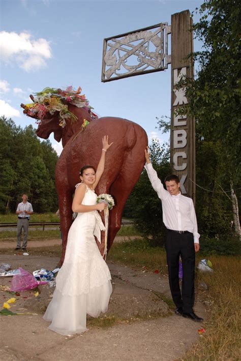 The Most Bizarre Collection Of Russian Wedding Photos Ever Taken The Poke